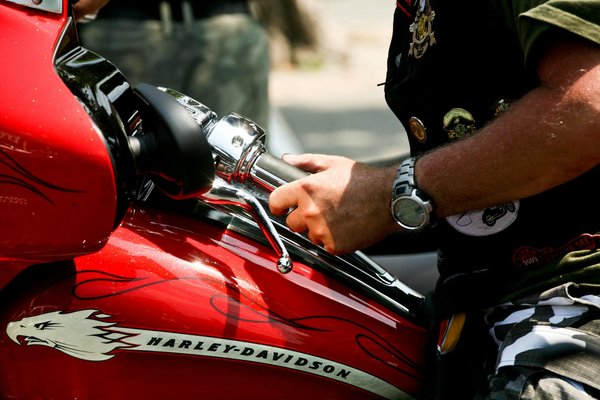 Welche Sicherheitsvorkehrungen sind bei Fahrten mit Kindern im Auto wichtig?