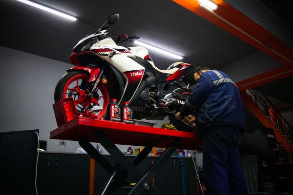 Wie erkenne ich Anzeichen von motorischen Problemen an meinem Motorrad?
