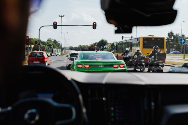 Wie kann ich die Sicherheit meines Fahrzeugs in städtischen Gebieten verbessern?